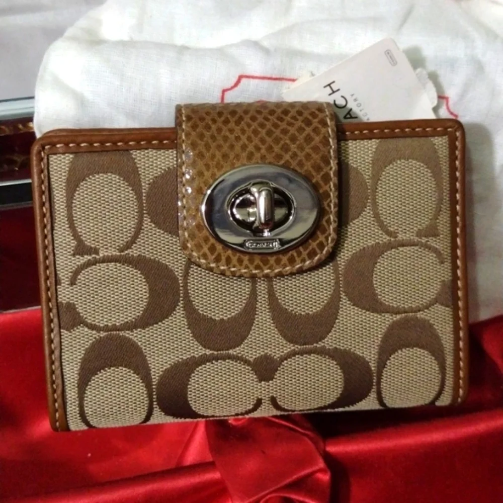 Coach Wallet 🛍️ Elegant Leather + Iconic COACH Logo Stunning 🎁 Gift NWT - Picture 4 of 6